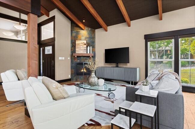 Building Photo - Luxurious Home with Panoramic Views