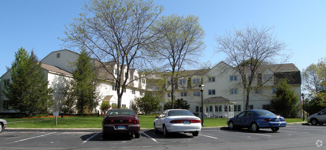 Building Photo - Holiday Farmington