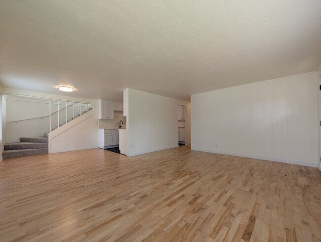 Foto del edificio - updated 4bed/2bath duplex near Oakway Rd