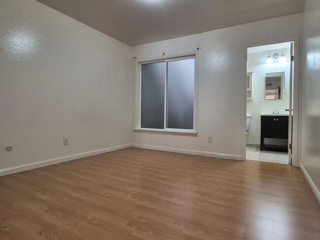 Building Photo - FOR RENT: Updated 2 Bedroom Unit in Prime ...