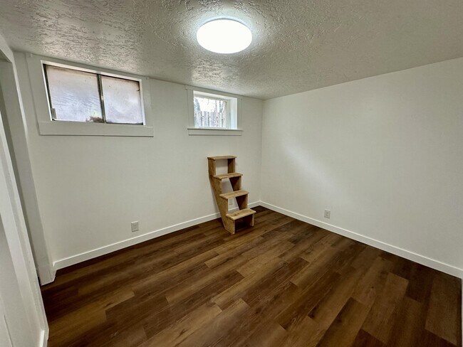 Building Photo - 341 E Hubbard Ave