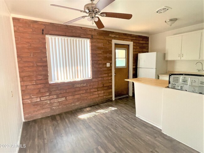 Building Photo - 1008 S Dorsey Ln