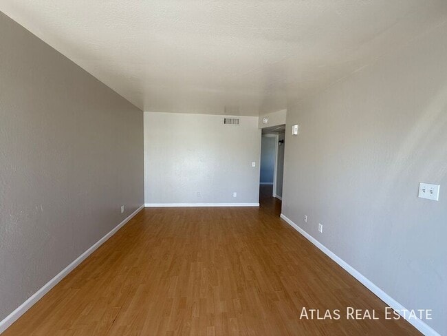 Building Photo - 58 N May