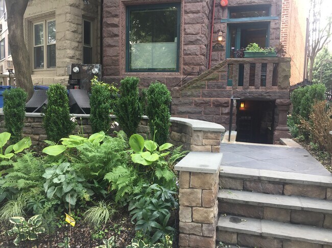 Frente de la casa & patio - 1824 17th St NW