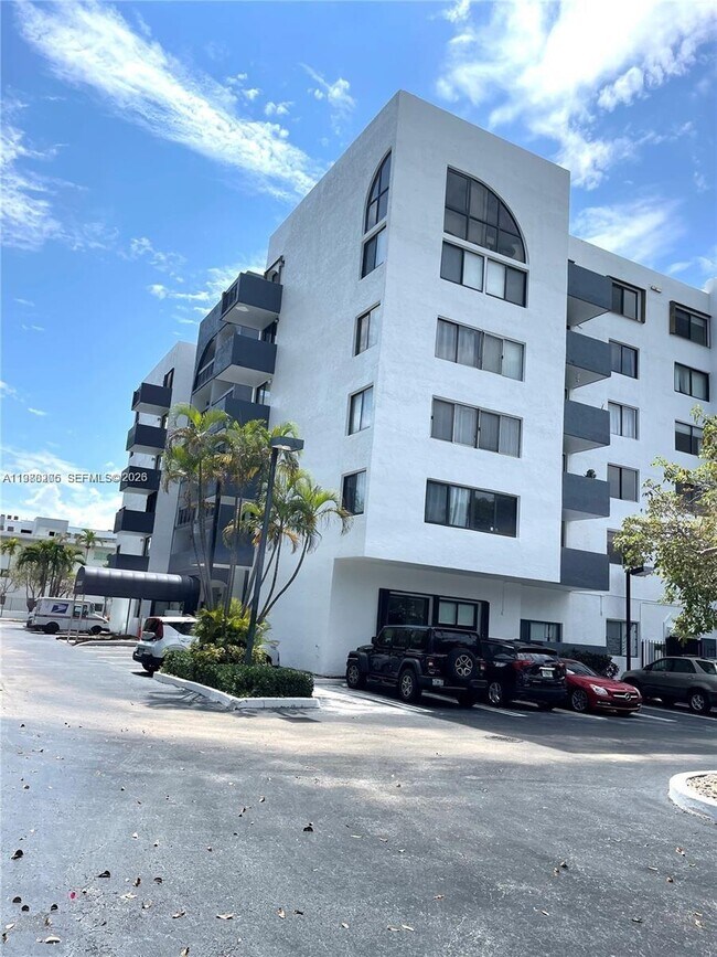 Foto del edificio - 2715 Tigertail Ave
