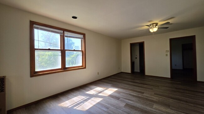 Foto del edificio - Charming 3-Bedroom  Refurbished Duplex  on 911  Suprise Ending Rd  New London