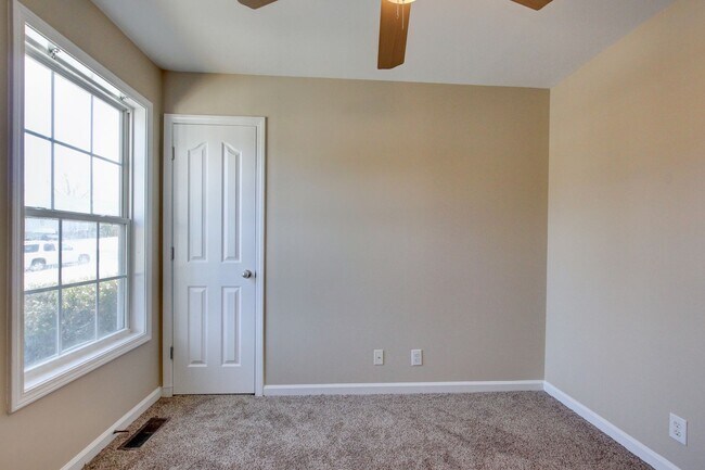 Building Photo - Cozy 3 bd 2 bath in the heart of Clarksville.  Fresh paint and Flooring!