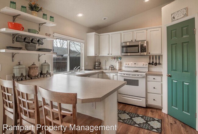 Building Photo - 4 br, 2.5 bath House - 480 E. Blue Heron