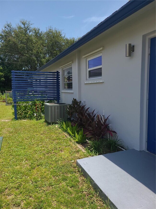 Building Photo - 5120 SW 26th Ave