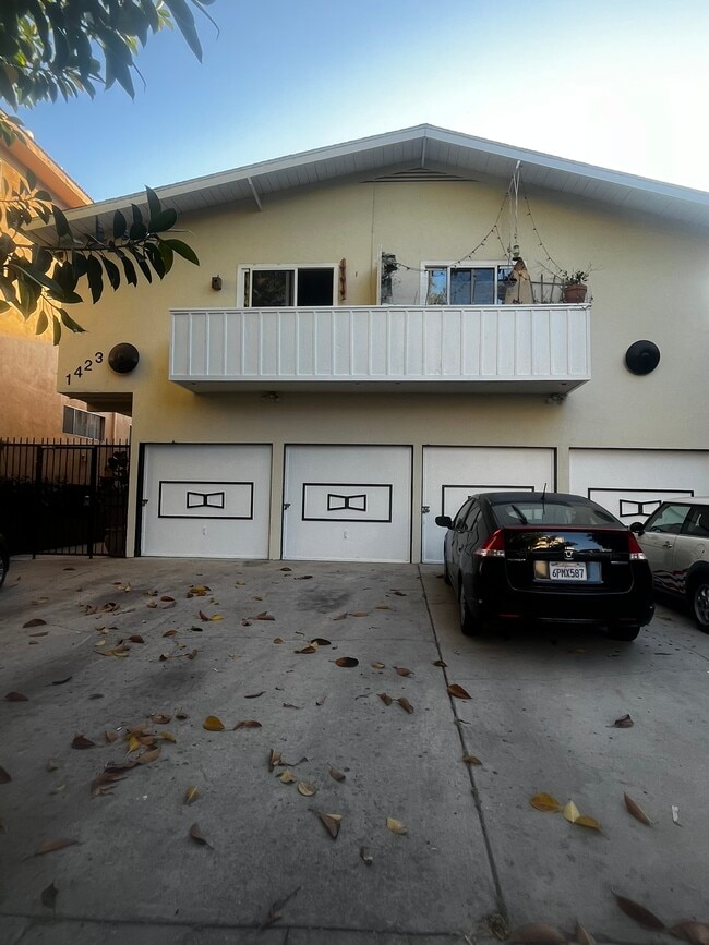 Building Photo - 1423 N Fuller Ave