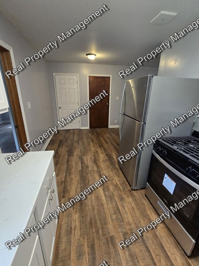 Building Photo - Updated Three Bedroom Ranch