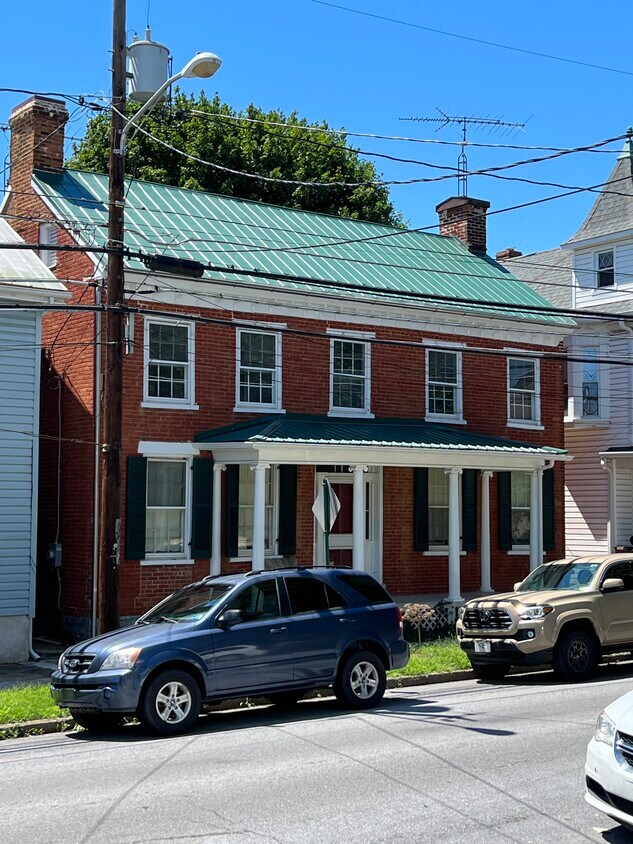 Primary Photo - 515 W John St