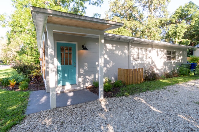 Puerta principal - 243 Ravenswood Dr