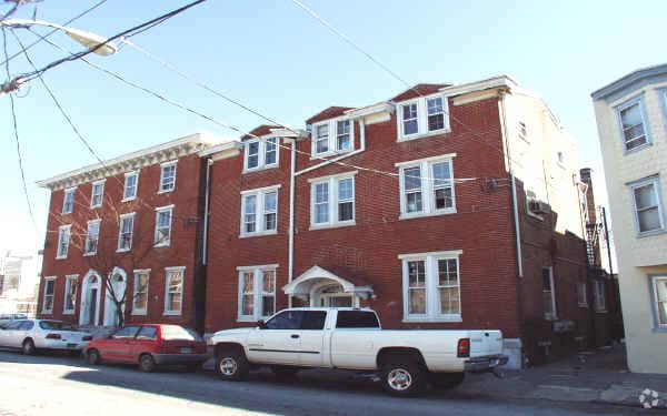Building Photo - 400-404 W 7th St