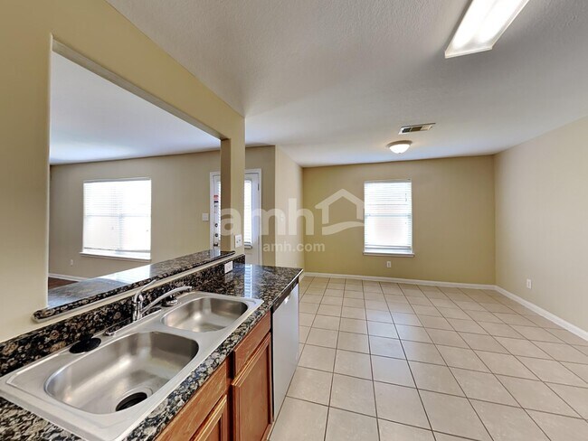 Foto del edificio - 9415 White Diamond Ln