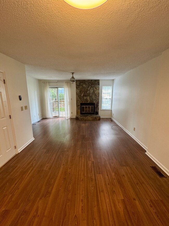 Building Photo - Cozy, 2BR, 2.5BA Townhouse in Raintree
