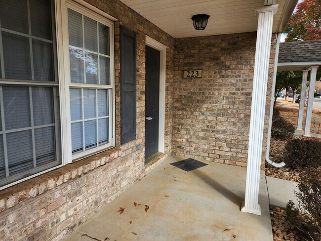 Building Photo - Cornerstone Townhomes-Convenient to the Ti...