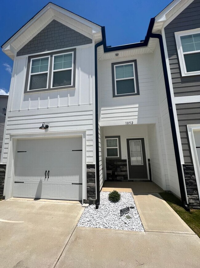 Building Photo - 3BR/2.5 BATH Townhome with Garage & Fenced...