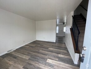 Building Photo - 719 W 61st St