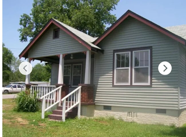 Building Photo - 401 Elm St