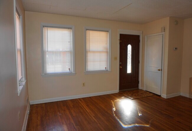 Foto del edificio - Two-Bedroom End-of-Group Home in Eastwood ...