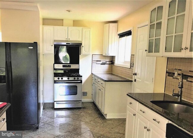 Foto del edificio - 7724 Harwood Pl
