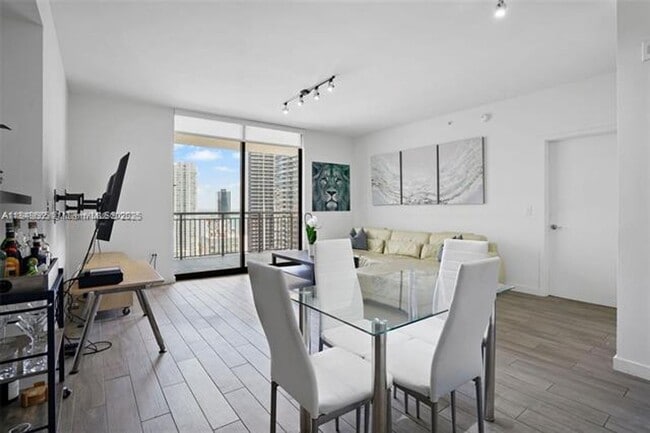 Foto del edificio - 999 SW 1st Ave