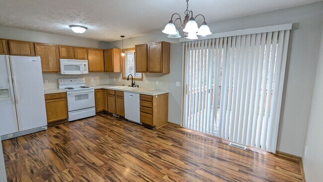 Foto del edificio - 3-bedroom raised ranch with finished basement and great flow