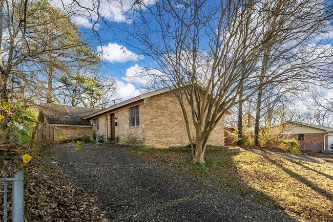 Foto del edificio - 6104 Meadowbrook Ln