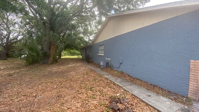 Building Photo - 3 Bedroom 2 Bath Villa West Bradenton.