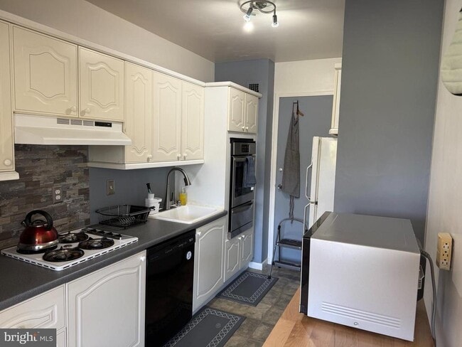 Building Photo - 10401 Grosvenor Pl