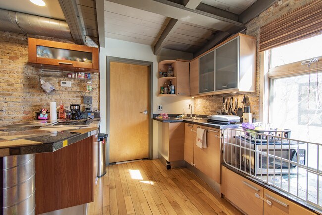 Building Photo - 1611 Simpson St