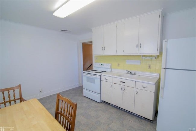 Building Photo - 619 2nd St