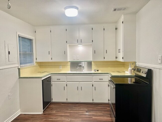 Building Photo - Cute remodeled 2 Bedroom 1 Bath home in NRH