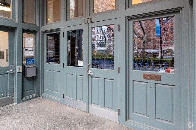 Entrada - 170 Duane St