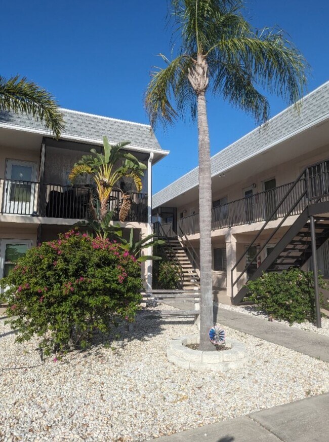 Foto del edificio - Charming 2BR Condo in Venice