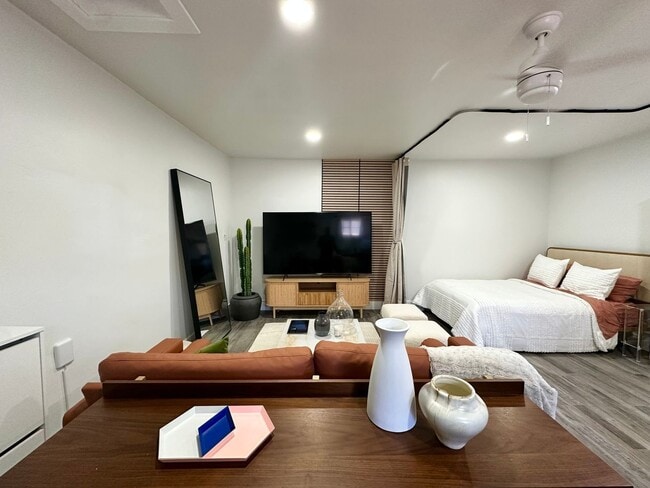 Building Photo - Charming Studio House in Reseda