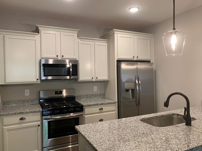 Building Photo - 3 Bedrooms 2.5 Baths  Condo in Downtown Watkinsville!
