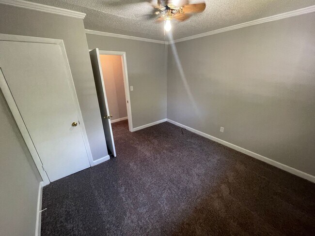 Building Photo - 3 Bedroom House with Screened Porch and Fe...