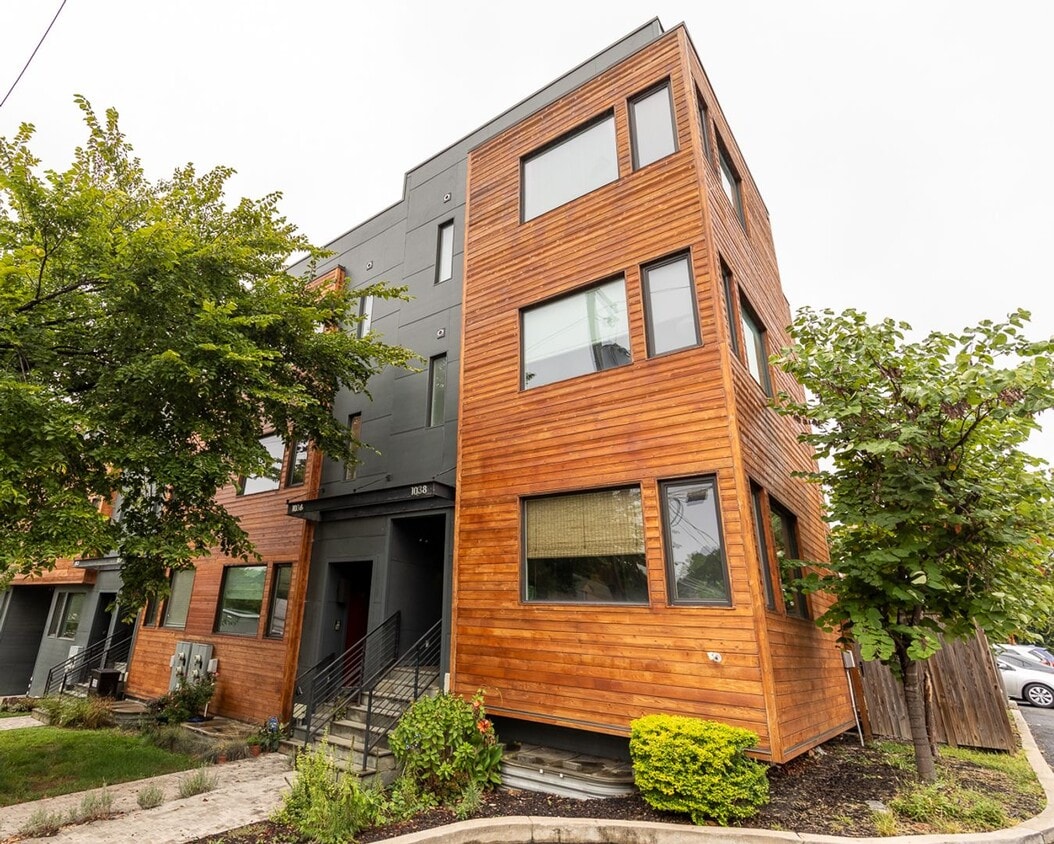 Large Upper Level 2 Bed/2.5 Bath Condo with Parking Near Brookland Metro - Large Upper Level 2 Bed/2.5 Bath Condo with Parking Near Brookland Metro