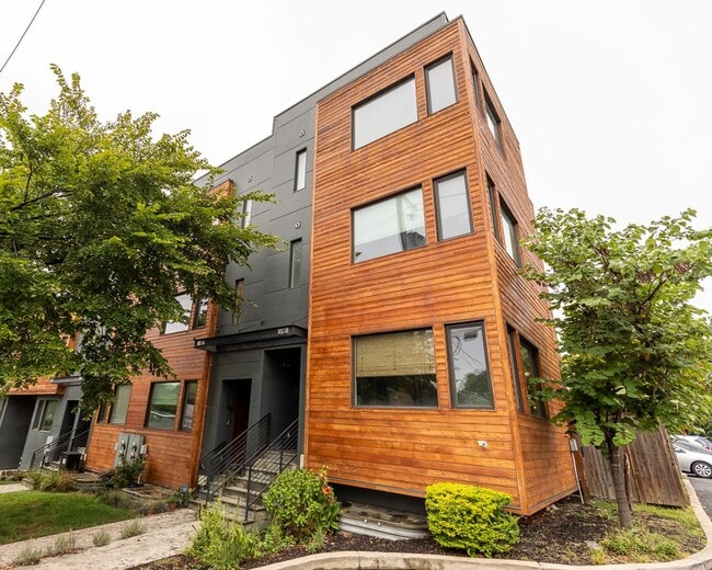 Large Upper Level 2 Bed/2.5 Bath Condo with Parking Near Brookland Metro - Large Upper Level 2 Bed/2.5 Bath Condo with Parking Near Brookland Metro