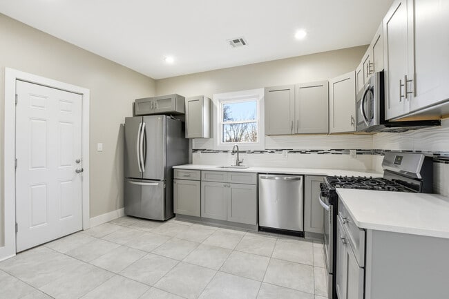 Building Photo - 53 Oak Ave