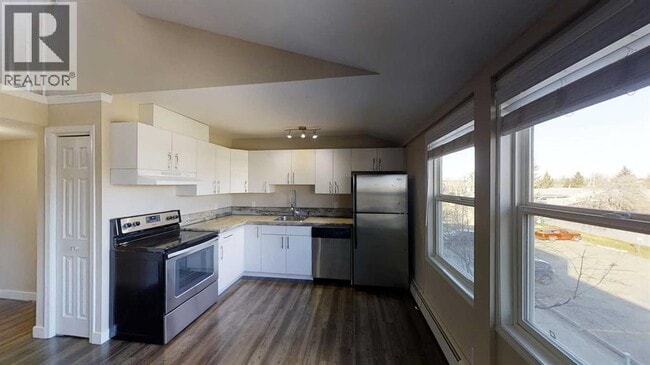 Building Photo - 7201 Poplar Dr