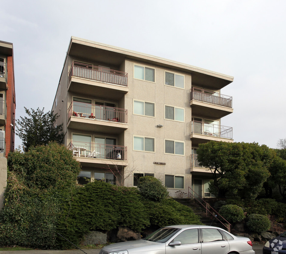 Primary Photo - 2210 Yale Ave E