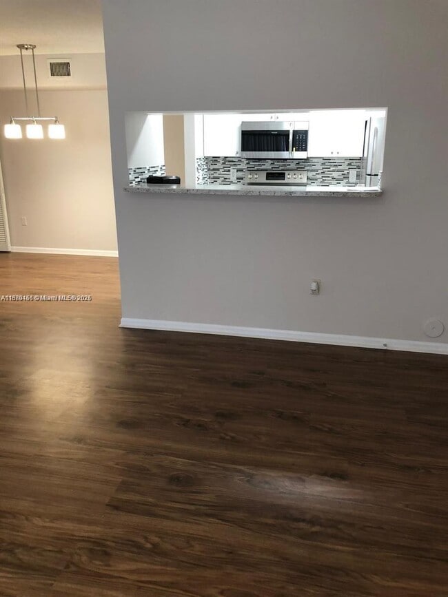 Foto del edificio - 4852 N State Rd 7