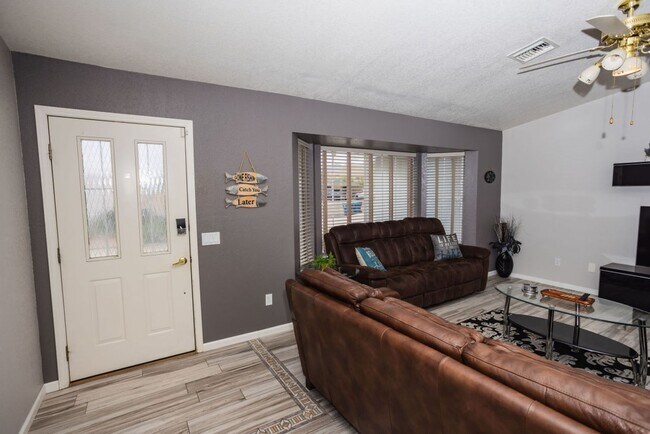 Foto del edificio - 3 BEDROOM 2 BATH 2 CAR GARAGE POOL HOME W/...