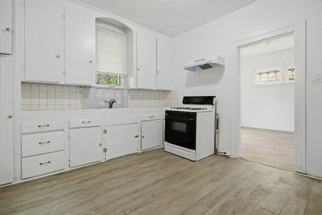 Foto del edificio - $1200/month bungalow