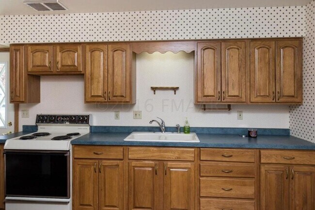 Building Photo - 5 Bedroom Home in Moorhead