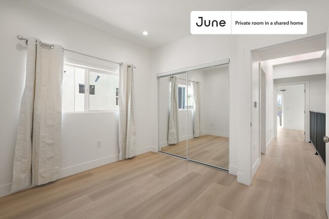 Building Photo - Private bedroom in 5 bed/5 bath Home