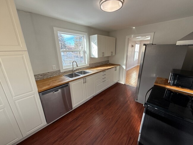 Building Photo - 316 E Peach St